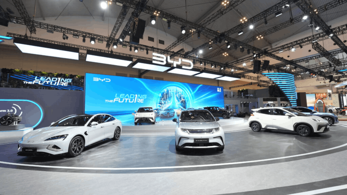 Pameran mobil listrik pengunjung