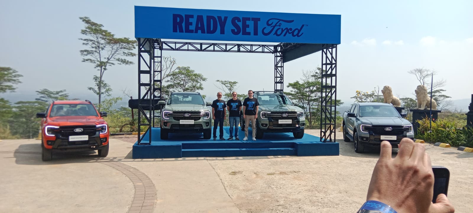 ford everest - ilustrasi berita Ford Everest Semakin Percaya Diri lewat Everest Platinum 3.0L dan Tiga Ranger