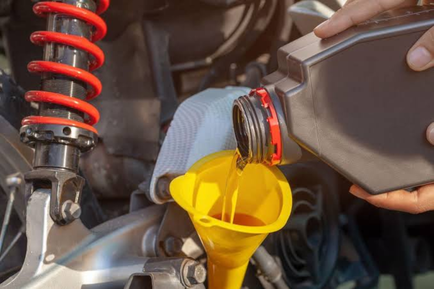 oli motor asli - ilustrasi berita 7 Cara Membedakan Oli Motor Asli dan Palsu agar Mesin Tidak Cepat Rusak