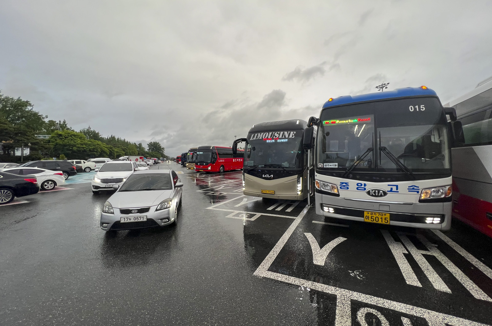 12 7-litre kia - ilustrasi berita 12 7-Litre Kia: 12.7-litre Kia: Bus 47 Kursi yang Menjadi Metafora Industri Korea