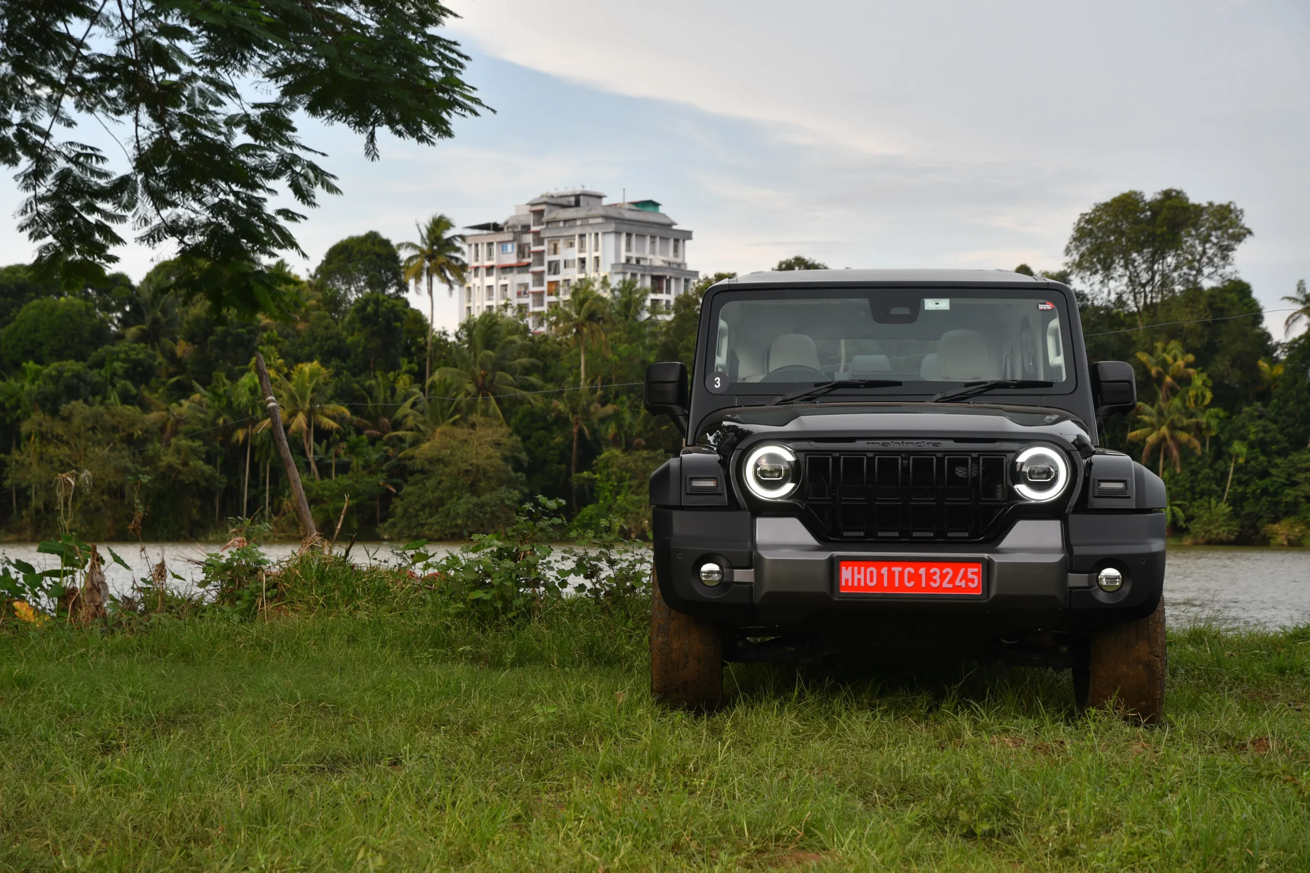 thar roxx - ilustrasi berita Thar Roxx atau Hilux 2026: Pilihan SUV diesel untuk mahasiswa